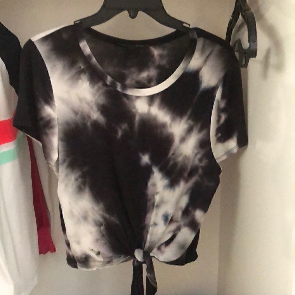 Rebel Sugar tie dye tie front tee sz M